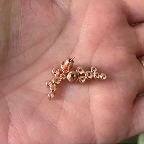 The Dainty Cluster Rose Gold stud earrings with cubic zirconia over 925. - Picture 4 of 6